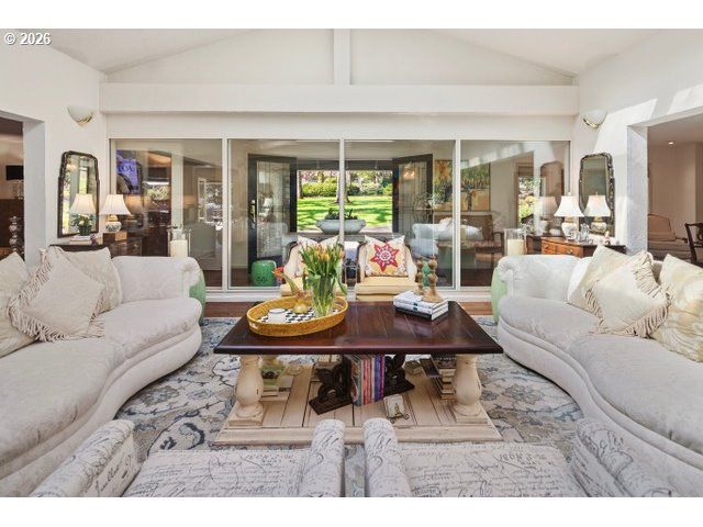 12534 S IRON MOUNTAIN Blvd, Portland, OR 97219