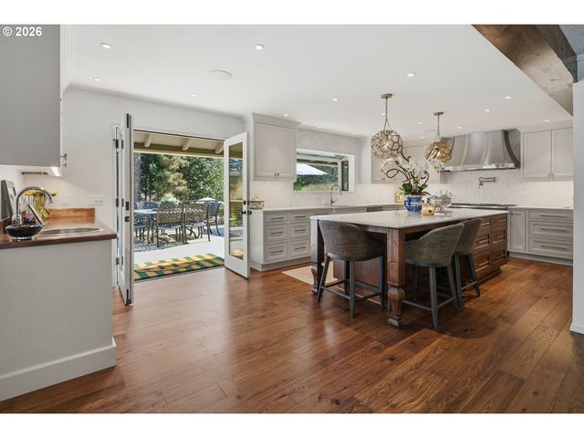 12534 S IRON MOUNTAIN Blvd, Portland, OR 97219