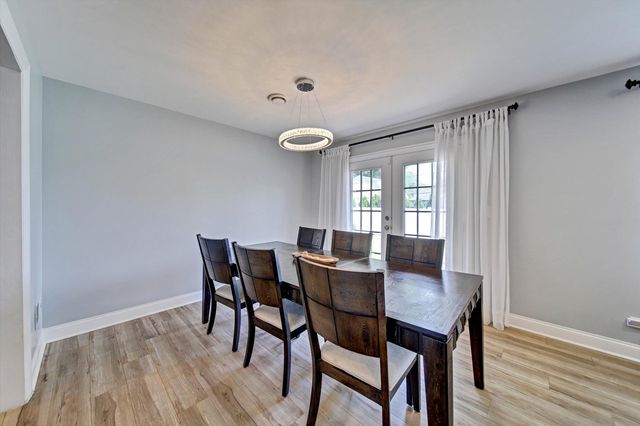 116 E Brittany Drive, Arlington Heights, IL 60004