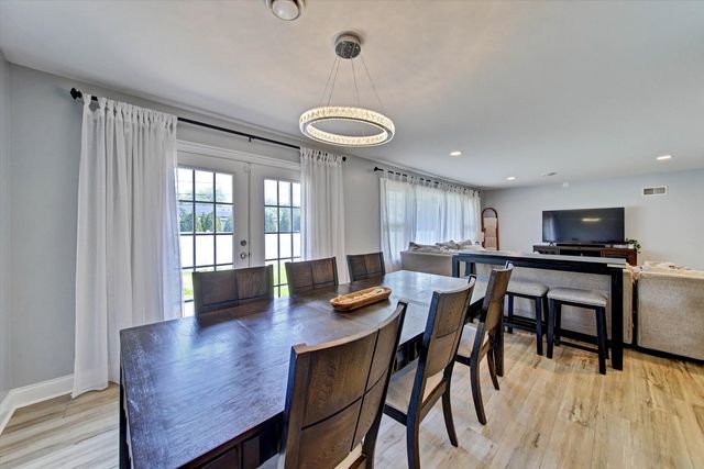 116 E Brittany Drive, Arlington Heights, IL 60004