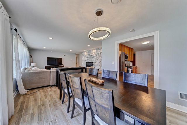 116 E Brittany Drive, Arlington Heights, IL 60004