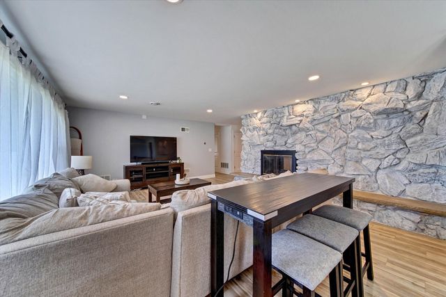 116 E Brittany Drive, Arlington Heights, IL 60004