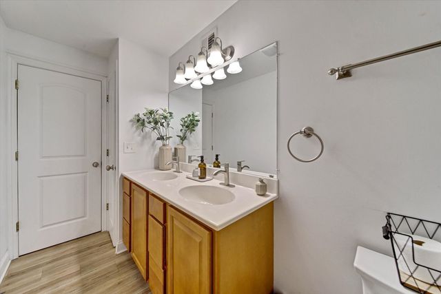 116 E Brittany Drive, Arlington Heights, IL 60004
