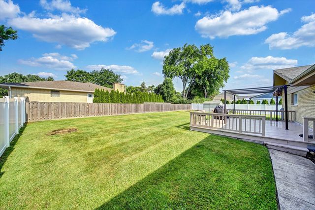 116 E Brittany Drive, Arlington Heights, IL 60004