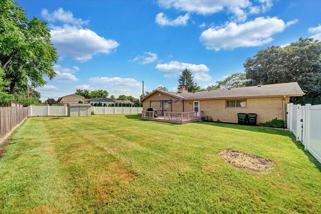 116 E Brittany Drive, Arlington Heights, IL 60004