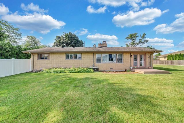 116 E Brittany Drive, Arlington Heights, IL 60004