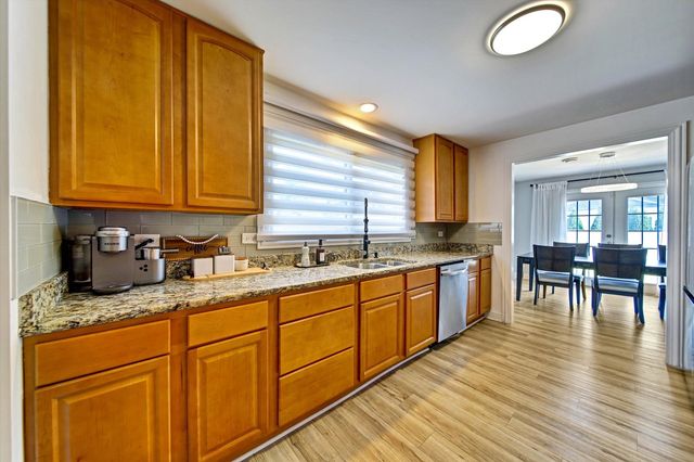 116 E Brittany Drive, Arlington Heights, IL 60004