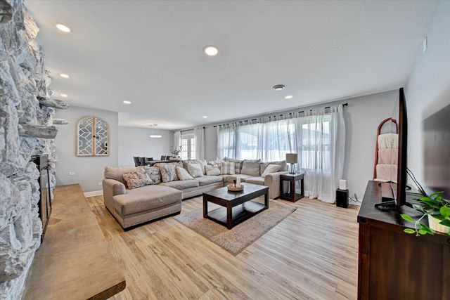 116 E Brittany Drive, Arlington Heights, IL 60004