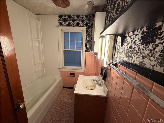1126 Ferry Avenue, Niagara Falls, NY 14301