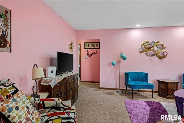 205 GOLF Road, Springfield, IL 62704