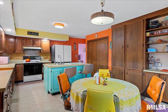 205 GOLF Road, Springfield, IL 62704