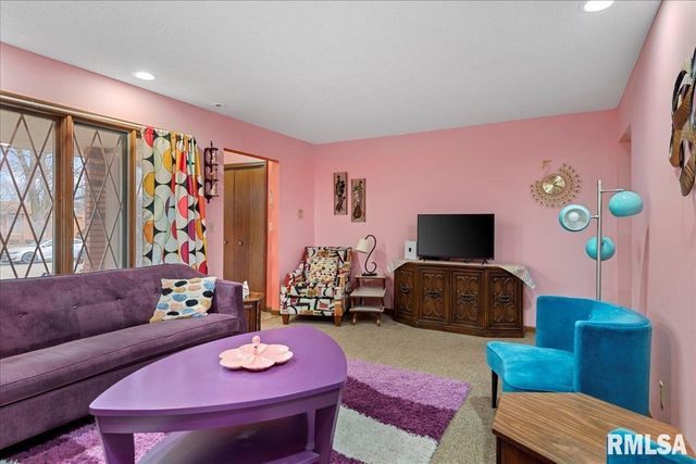 205 GOLF Road, Springfield, IL 62704