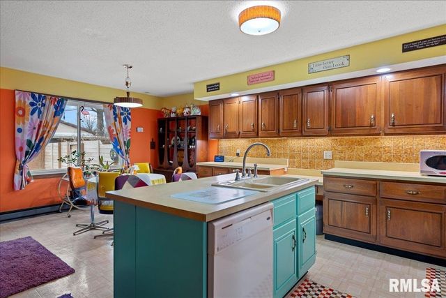 205 GOLF Road, Springfield, IL 62704