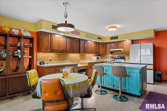 205 GOLF Road, Springfield, IL 62704