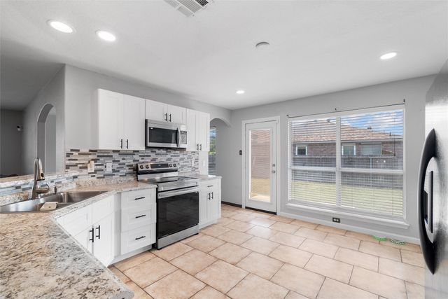 428 NE Murphy Road, Burleson, TX 76028