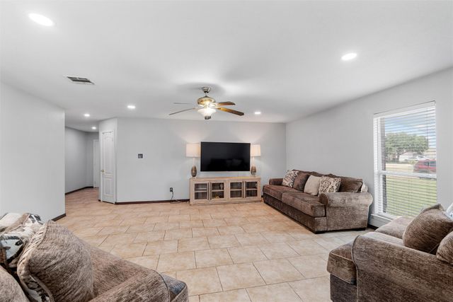 428 NE Murphy Road, Burleson, TX 76028