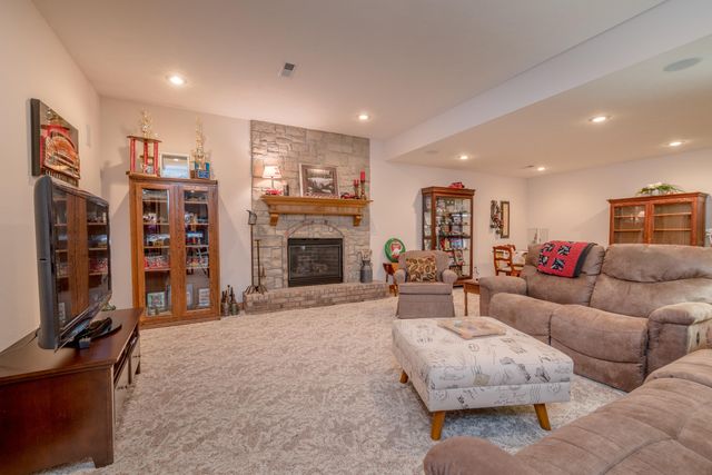 201 Green Oaks Drive, Ozark, MO 65721