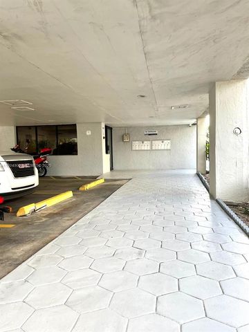 6424 Collins Ave 204, Miami Beach, FL 33141