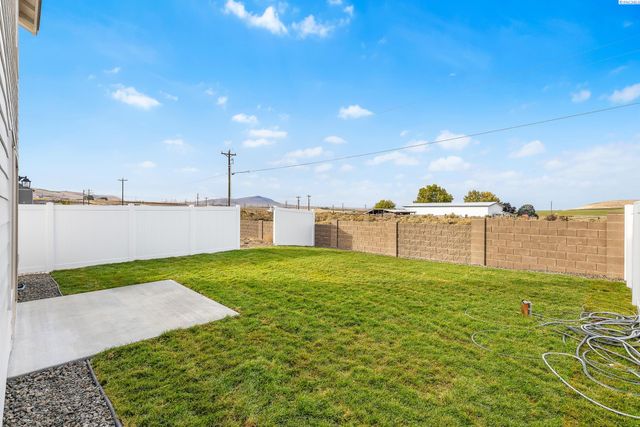 7518 Grapevine Ct, West Richland, WA 99353