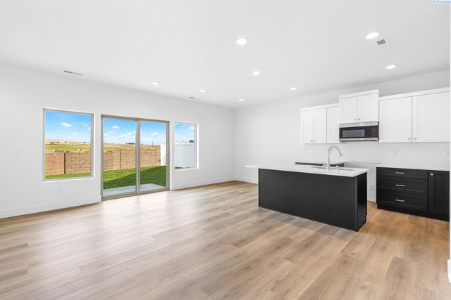 7518 Grapevine Ct, West Richland, WA 99353