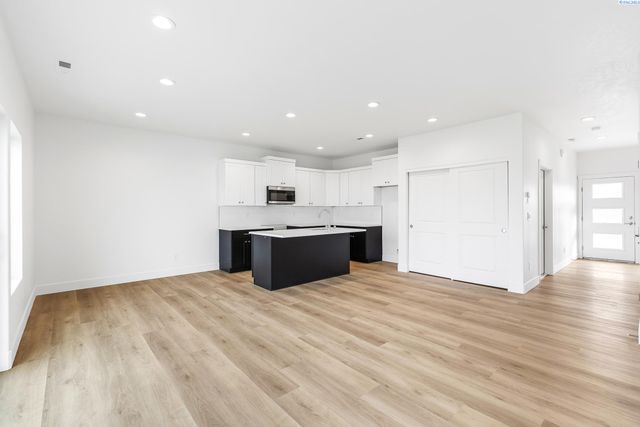 7518 Grapevine Ct, West Richland, WA 99353