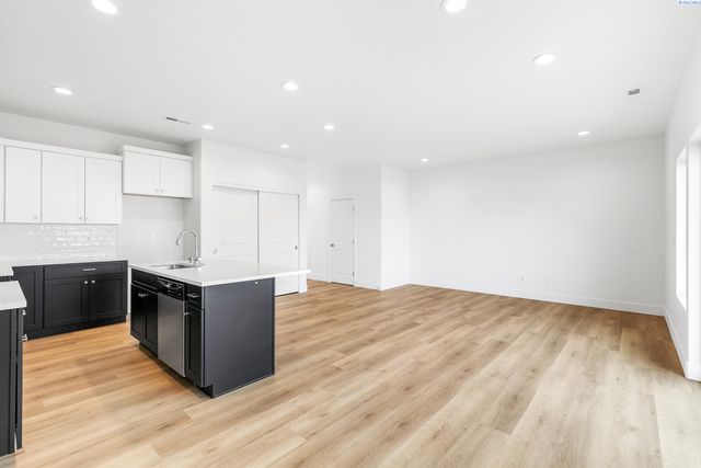 7518 Grapevine Ct, West Richland, WA 99353