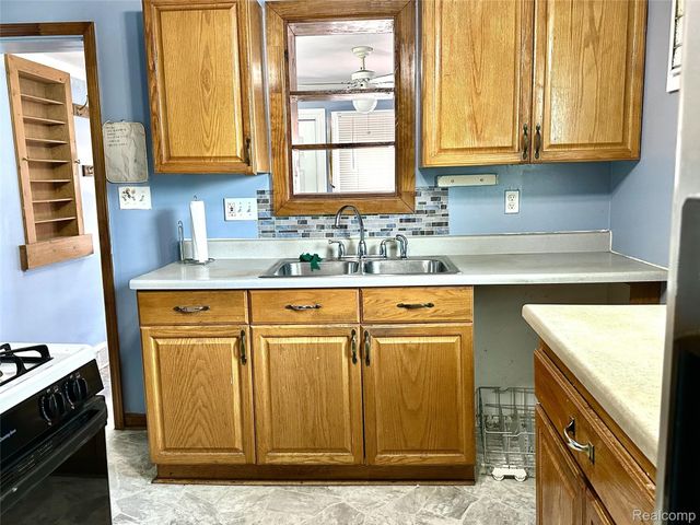 2135 Rome Avenue, Warren, MI 48091