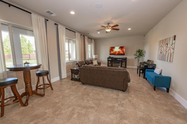 3205 Lexington Avenue, Clovis, CA 93619