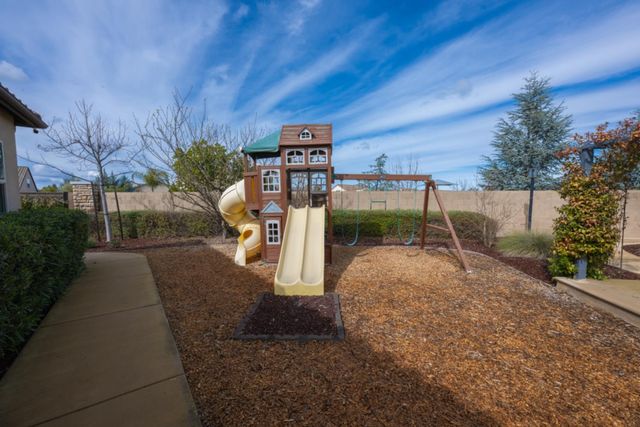 3205 Lexington Avenue, Clovis, CA 93619