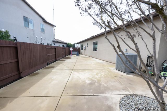 3205 Lexington Avenue, Clovis, CA 93619