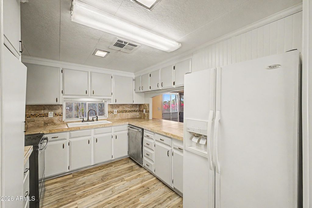 Image 11 of property listing at 10701 N 99TH Avenue 51, Peoria, AZ 85345