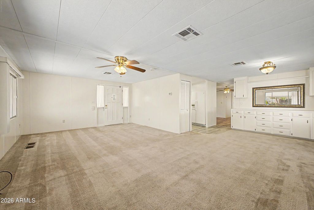 Image 6 of property listing at 10701 N 99TH Avenue 51, Peoria, AZ 85345