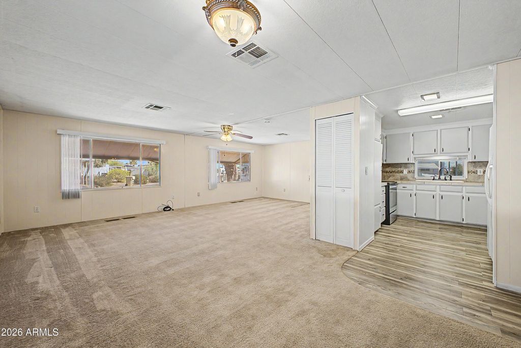 Image 8 of property listing at 10701 N 99TH Avenue 51, Peoria, AZ 85345
