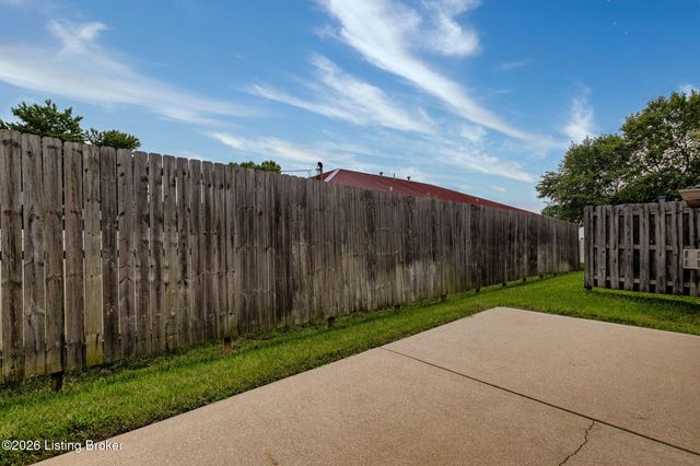 3211 Brittany Pointe Ln, Louisville, KY 40220