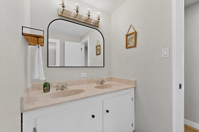 6105 Alta Monte Avenue NE, Albuquerque, NM 87110