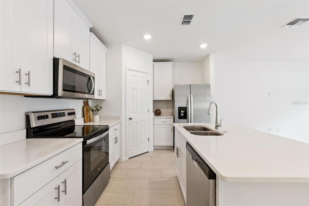 Image 9 of property listing at 2097 CRAPE JASMINE LANE, Orlando, FL 32824