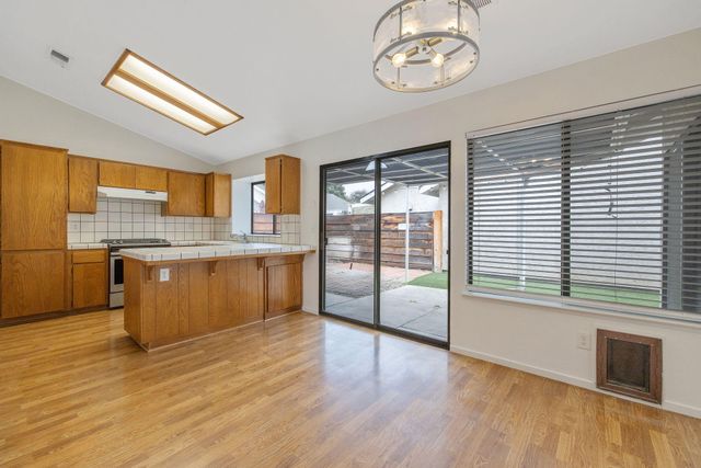 1912 S Pinnacle Street, Visalia, CA 93292