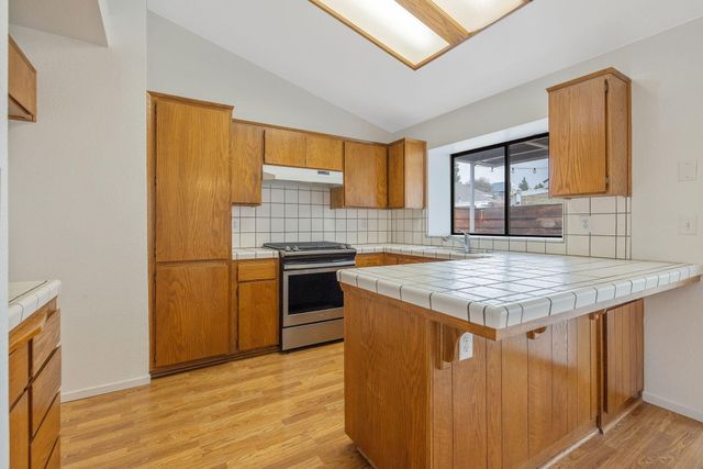 1912 S Pinnacle Street, Visalia, CA 93292