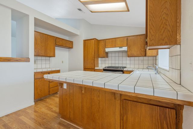 1912 S Pinnacle Street, Visalia, CA 93292