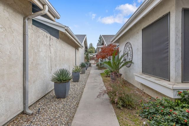 1912 S Pinnacle Street, Visalia, CA 93292