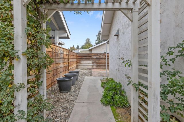 1912 S Pinnacle Street, Visalia, CA 93292