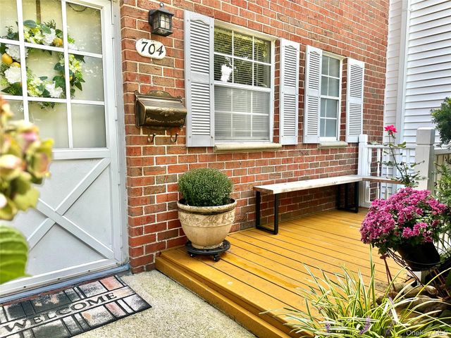 704 Towne House Village 704, Hauppauge, NY 11749