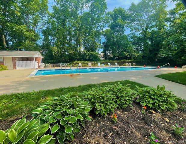 704 Towne House Village 704, Hauppauge, NY 11749