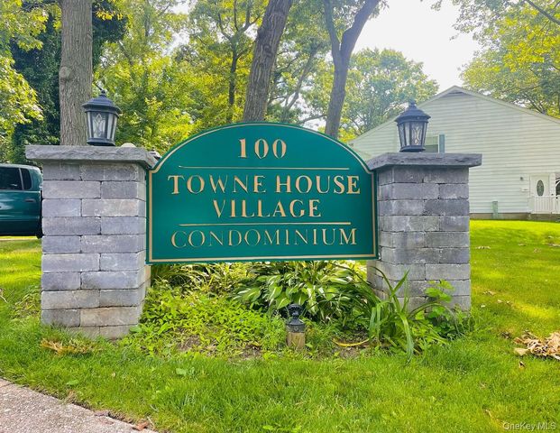 704 Towne House Village 704, Hauppauge, NY 11749