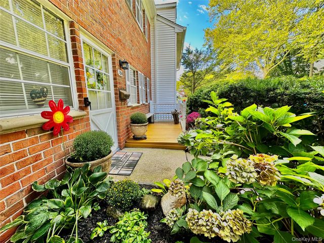 704 Towne House Village 704, Hauppauge, NY 11749