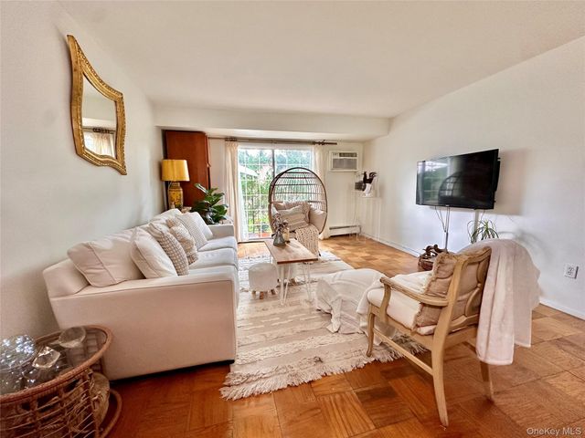 704 Towne House Village 704, Hauppauge, NY 11749