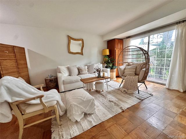 704 Towne House Village 704, Hauppauge, NY 11749