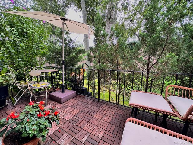 704 Towne House Village 704, Hauppauge, NY 11749