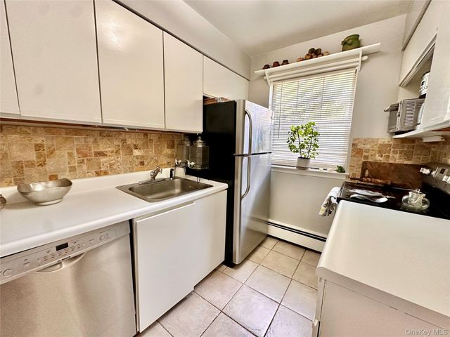 704 Towne House Village 704, Hauppauge, NY 11749