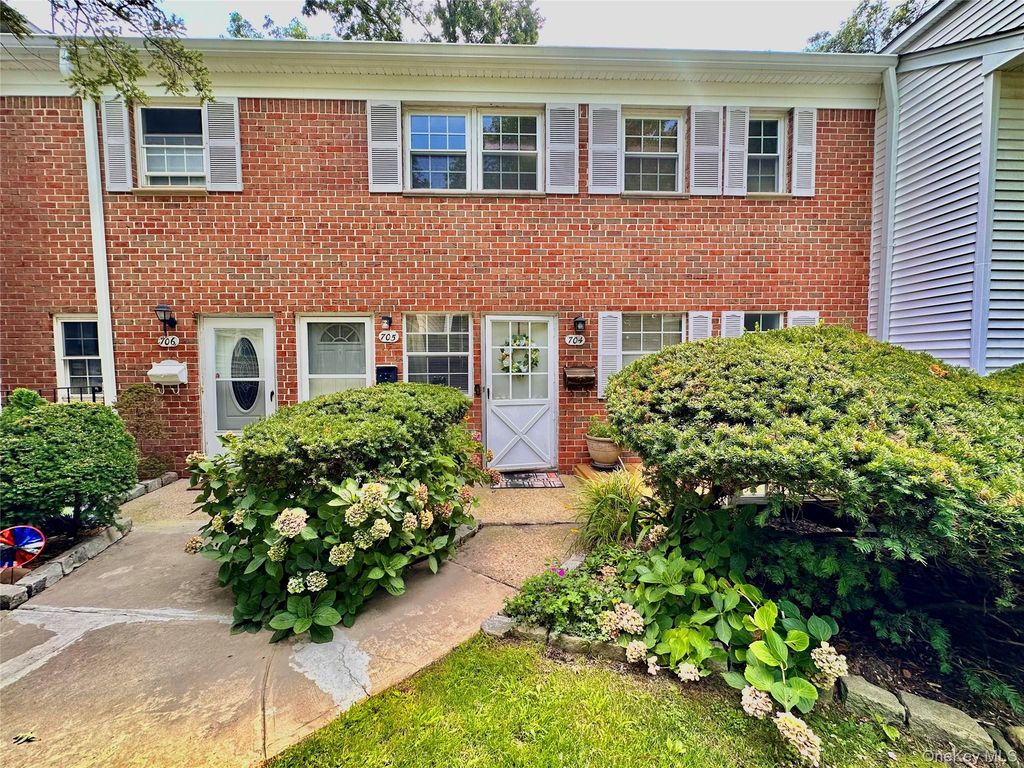 704 Towne House Village 704, Hauppauge, NY 11749